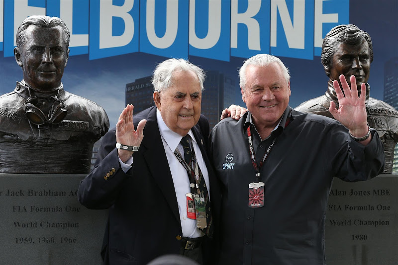 Джек Брэбэм и Алан Джонс на открытии своих монументов в Альберт-Парке на Гран-при Австралии 2013