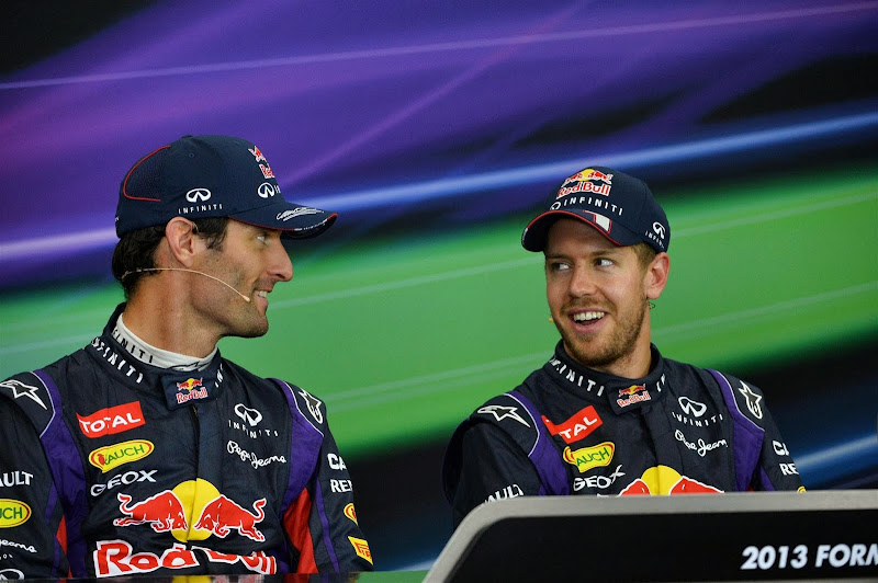 Марк Уэббер и Себастьян Феттель улыбаются на пресс-конференции в воскресенье на Гран-при Японии 2013