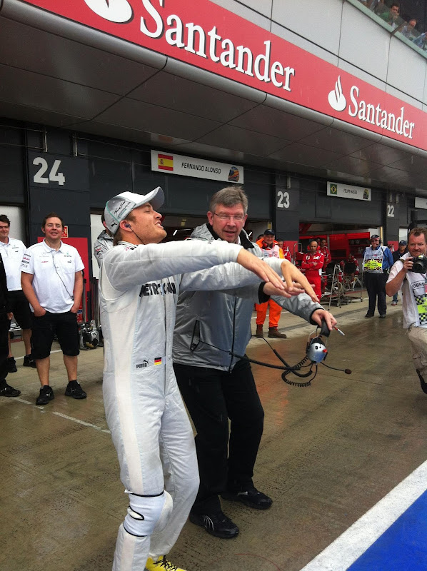 Нико Росберг и Росс Браун пускают волну по стадиону Сильверстоуна на Гран-при Великобритании 2012