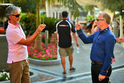 Деймон Хилл и Джонни Херберт фотографируют друг-друга на телефон на Гран-при Абу-Даби 2013