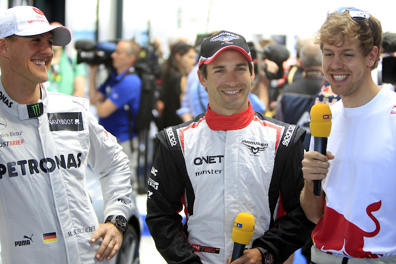улыбающиеся Михаэль Шумахер Тимо Глок Себастьян Феттель дают интервью немецкому RTL на Гран-при Австралии 2012
