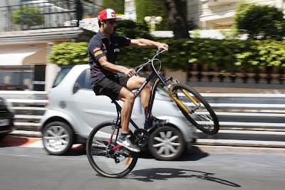 Даниэль Риккардо на заднем колесе велосипеда на Гран-при Монако 2013