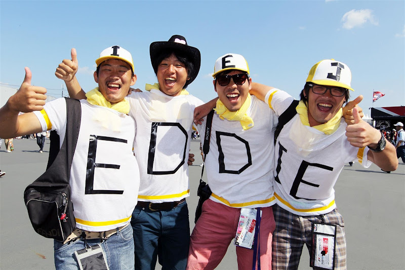 болельщики Эдди Джордана в футболках с буквами на Гран-при Японии 2012