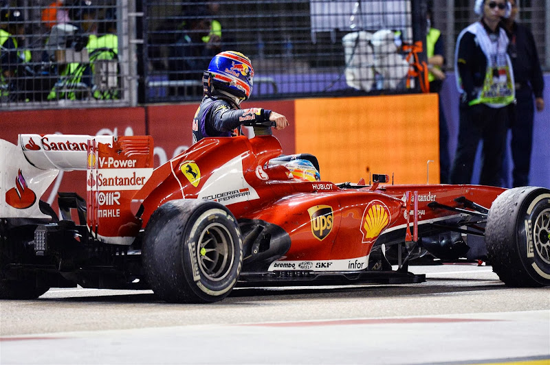 Фернандо Алонсо подвозит Марка Уэббера на Ferrari после финиша Гран-при Сингапура 2013