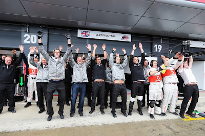 механики McLaren пускают волну во время дождевой квалификации на Гран-при Великобритании 2012
