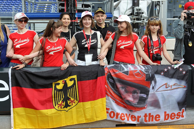 болельщики Михаэля Шумахера в футболках и с баннерами на Гран-при Монако 2012