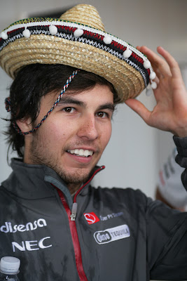 Серхио Перес в мексиканской шляпе на Гран-при Японии 2011