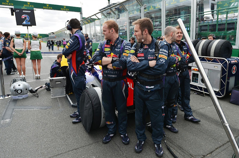 механики Red Bull охраняют свой болид от посторонних глаз на стартовой решетке Гран-при Австралии 2013