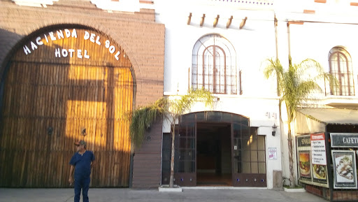 Hotel Hacienda Del Sol, Cruz Blanca 44, Tonalá Centro, 45400 Tonalá, Jal., México, Alojamiento en interiores | JAL
