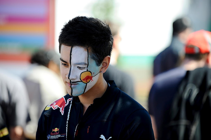 болельщик Red Bull с фэйс-артом на Гран-при Австралии 2012