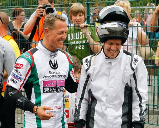 Михаэль Шумахер смешит Себастьяна Феттеля на картинговом турнире в Керпене