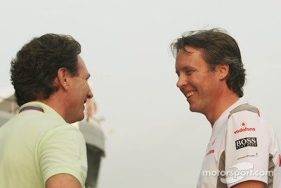 улыбающиеся Кристиан Хорнер и Сэм Майкл на Гран-при Малайзии 2012