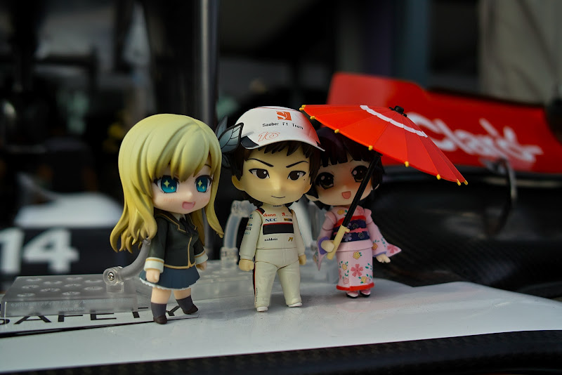 анимешные фигурки Камуи Кобаяши и девушек на Гран-при Австралии 2012