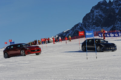 Фернандо Алонсо и Фелипе Масса на машинах Ferrari едут по горнолыжному спуску на Wrooom 2012