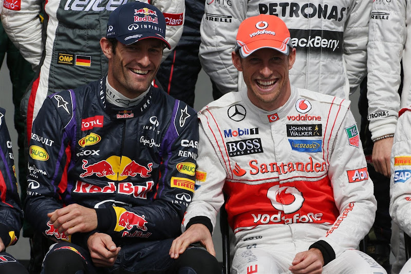 Дженсон Баттон держит руку на колене Марка Уэббера на фотосессии пилотов на Гран-при Австралии 2013