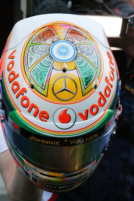 специальный дизайн шлема Льюиса Хэмилтона для Гран-при Индии 2012