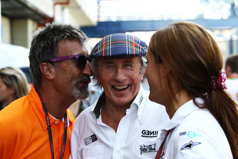 Эдди Джордан шепчет что-то Джеки Стюарту на ухо на Гран-при Бразилии 2011