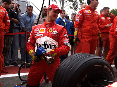 Михаэль Шумахер на замене переднего колеса во время тренеровки пит-стопа Ferrari на Гран-при Бразилии 2004