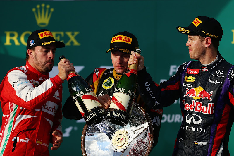 Фернандо Алонсо и Себастьян Феттель чокаются шампанским на подиуме Гран-при Австралии 2013