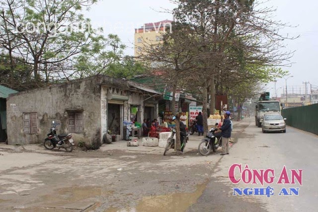 Dãy ki-ốt kinh doanh trái phép đang tồn tại trên đường Nguyễn Sinh Sắc (QL46)