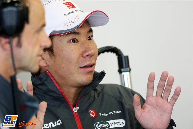 удивленный Камуи Кобаяши разводит руками на Гран-при Великобритании 2011