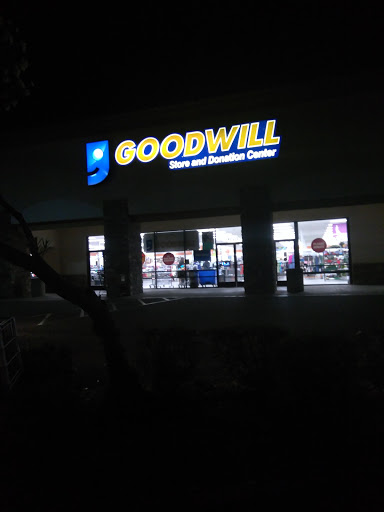 Thrift Store «32nd St & Cactus Goodwill Retail Store & Donation Center», reviews and photos