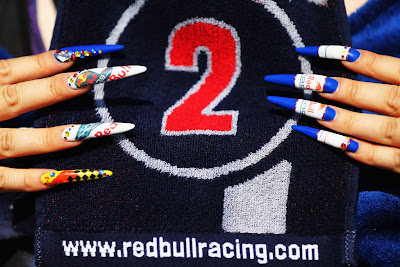 болельщица Марка Уэббера и Red Bull с разукрашенными ногтями на Гран-при Японии 2012