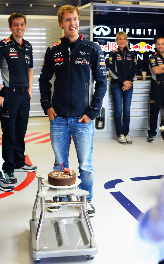 Себастьян Феттель и его торт на день рожденья на Гран-при Германии 2013
