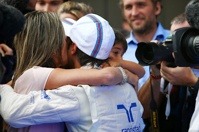 Фелипе Масса обнимается с женой и сыном после выигранного поула на Гран-при Австрии 2014