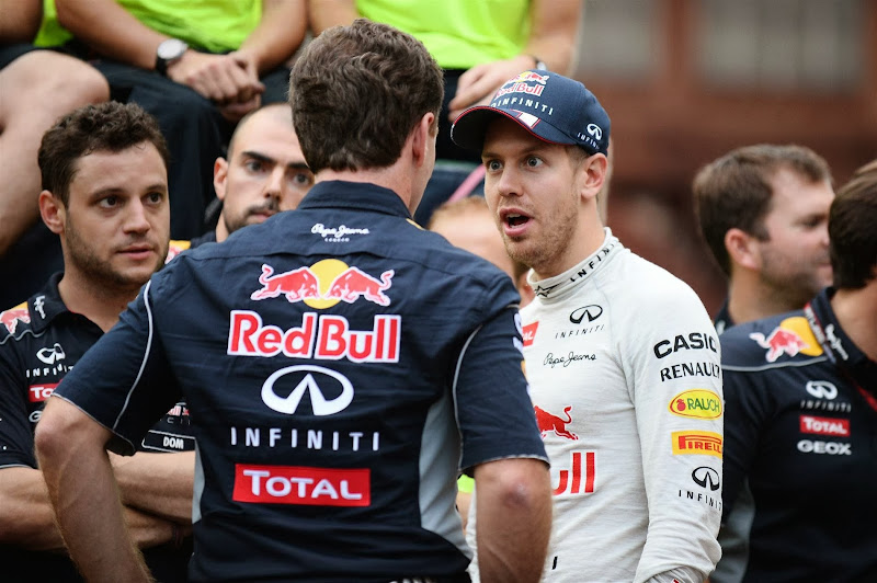 удивленный Себастьян Феттель и механики Red Bull на Гран-при Кореи 2013