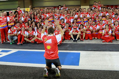 Фернандо Алонсо преклоняется на прощание перед командой Ferrari на Гран-при Абу-Даби 2014