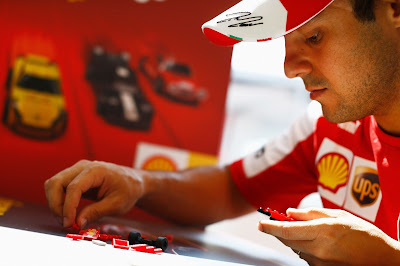 Фелипе Масса собирает лего Shell LEGO Challenge на Гран-при Венгрии 2013