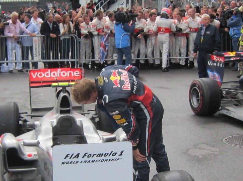 Себастьян Феттель заглядывает в McLaren на Гран-при Канады 2011