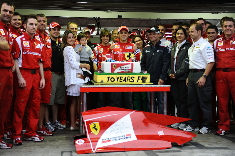 Фелипе Масса в окружении семьи и друзей по Формуле-1 на Гран-при Бразилии 2011