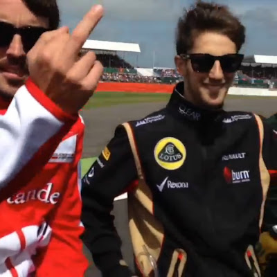Фернандо Алонсо показывает средний палец на параде пилотов Гран-при Великобритании 2013