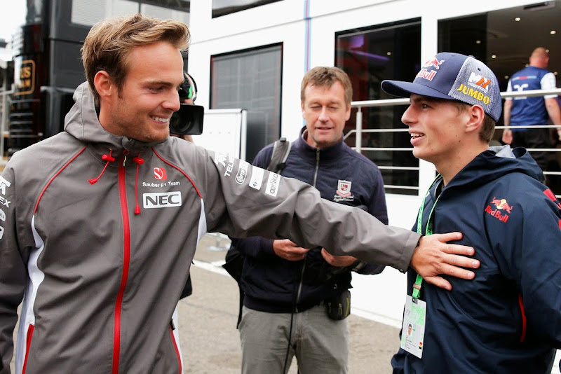Гидо ван дер Гарде трогает за грудь Макса Ферстаппена на Гран-при Бельгии 2014
