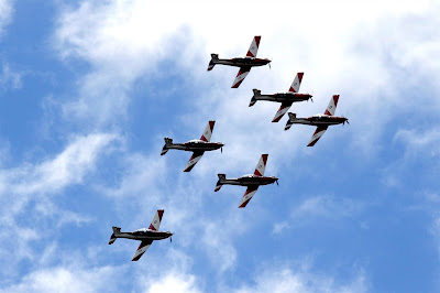 авиашоу королевских военно-воздушных сил Австралии над небом Альберт-Парка на Гран-при Австралии 2013