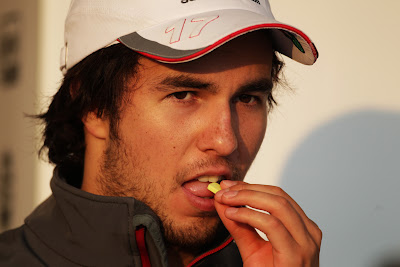 Серхио Перес принимает желтую таблетку на Гран-при Японии 2011