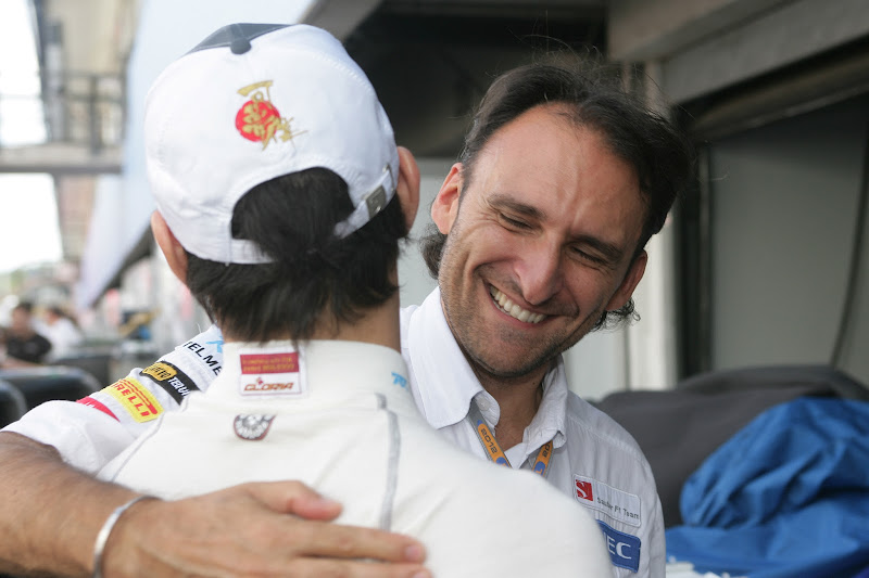 Камуи Кобаяши обнимается с сотрудником Sauber после отличного результата на Гран-при Германии 2012