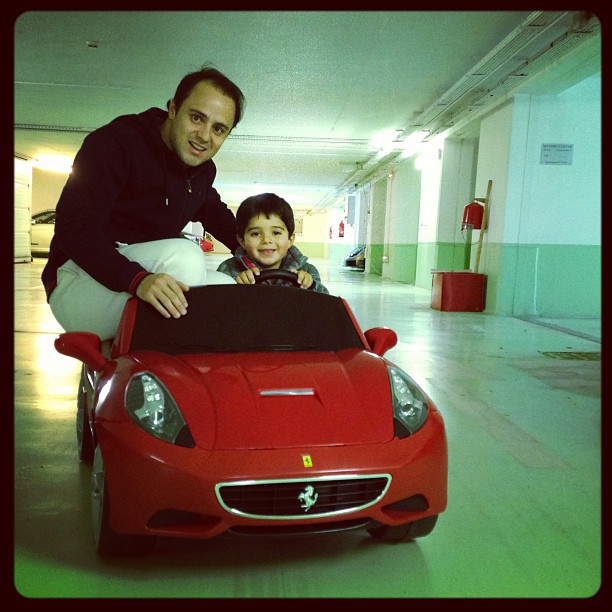 Фелипиньо Масса подвозит Фелипе Масса на игрушечном Ferrari - февраль 2013