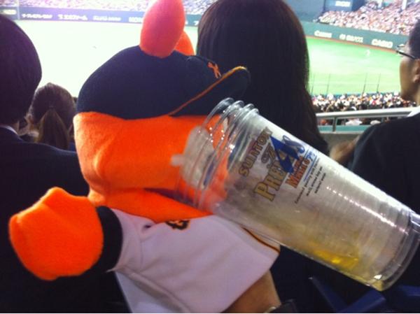 игрушка пьет пиво на бейсбольном матче в Японии