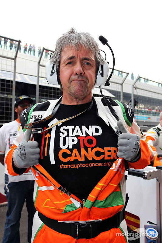 Нил Дики в футболке Stand Up To Cancer на стартовой решетке Гран-при Индии 2012