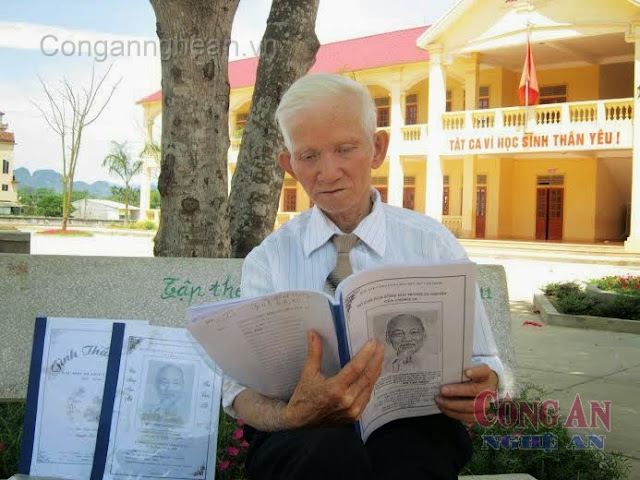 Tập tư liệu ảnh và thơ chúc Tết của Chủ tịch Hồ Chí Minh  được thầy giáo Cao Kim Sơn sưu tầm