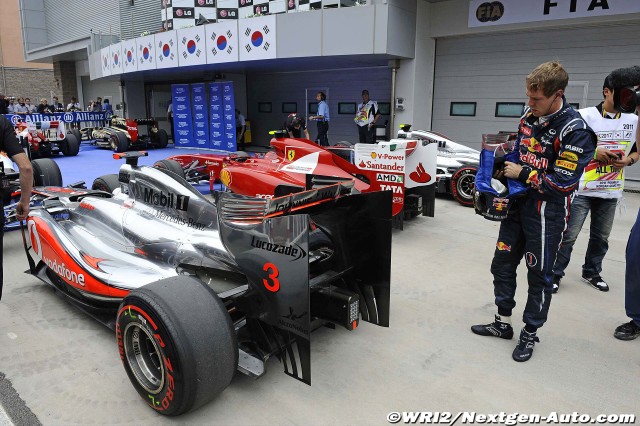 Себастьян Феттель осматривает заднюю часть болида McLaren после квалификации на Гран-при Кореи 2011