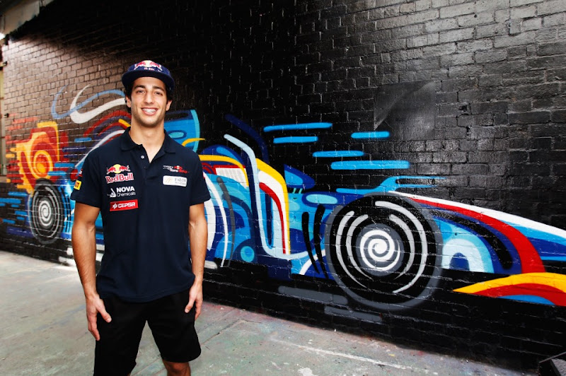 Даниэль Риккардо и граффити болида Формулы-1 на Гран-при Австралии 2012