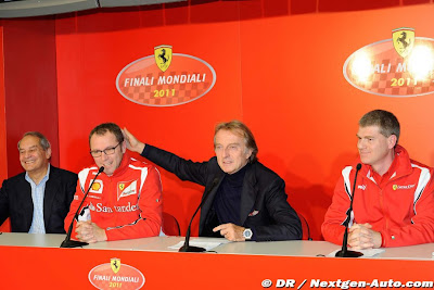 Лука ди Монтедземоло гладит по головке Стефано Доменикали на пресс-конференции Ferrari Finali Mondiali 2011