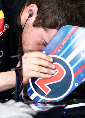 механик Red Bull копается в болиде на Гран-при Венгрии 2011