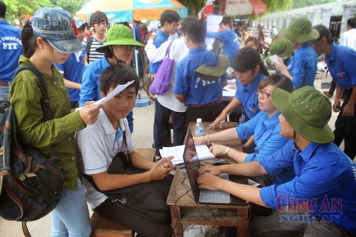 Sinh viên tình nguyện hỗ trợ thí sinh trong mùa tuyển sinh đại học, cao đẳng