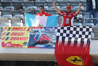 болельщики Фернандо Алонсо и Ferrari с баннерами на трибунах Остина на Гран-при США 2012