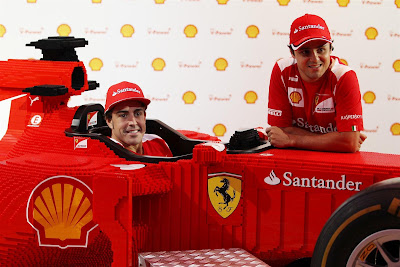 Фернандо Алонсо и Фелипе Масса и болид Ferrari из лего на Гран-при Сингапура 2012